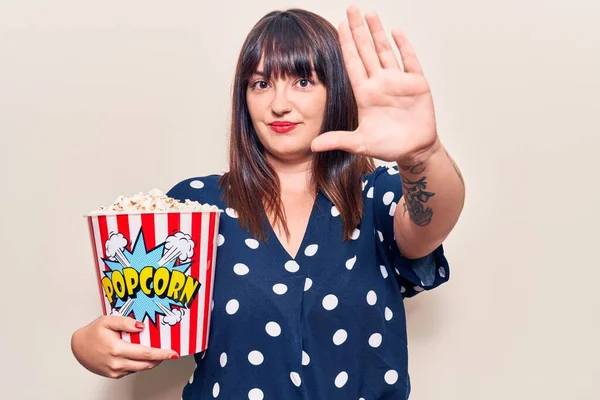 Jong Size Vrouw Houden Popcorn Met Open Hand Doen Stop — Stockfoto