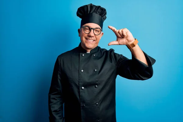 Hombre Guapo Cocinero Pelo Gris Mediana Edad Con Uniforme Cocina —  Fotos de Stock