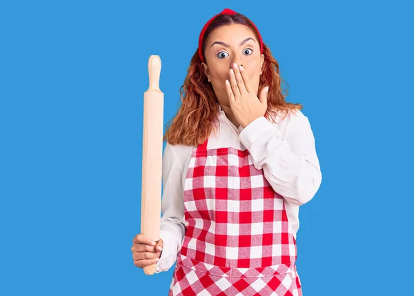 Jonge Latijnse Vrouw Draagt Een Schort Met Een Kneder Die — Stockfoto