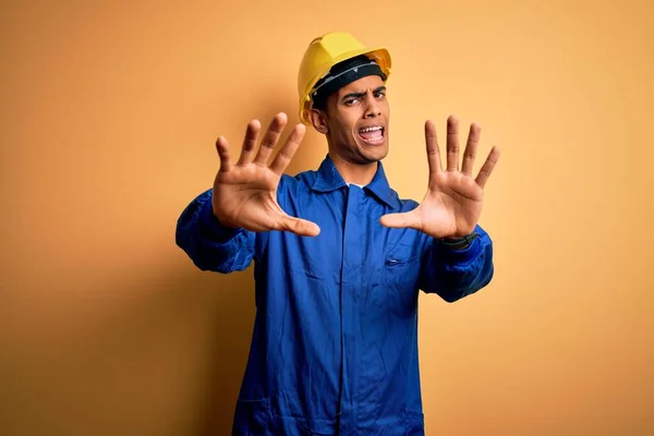 Homem Trabalhador Afro Americano Bonito Jovem Vestindo Uniforme Azul Capacete — Fotografia de Stock