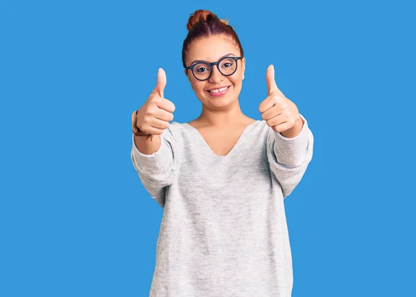 Junge Lateinamerikanische Frau Lässiger Kleidung Die Positive Gesten Mit Der — Stockfoto