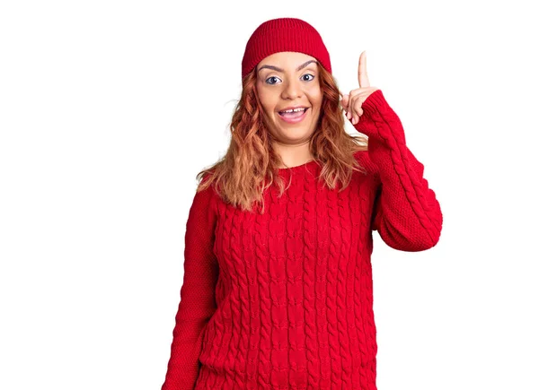 Молода Латинка Носить Повсякденний Одяг Вказуючи Пальцем Успішну Ідею Вичерпаний — стокове фото