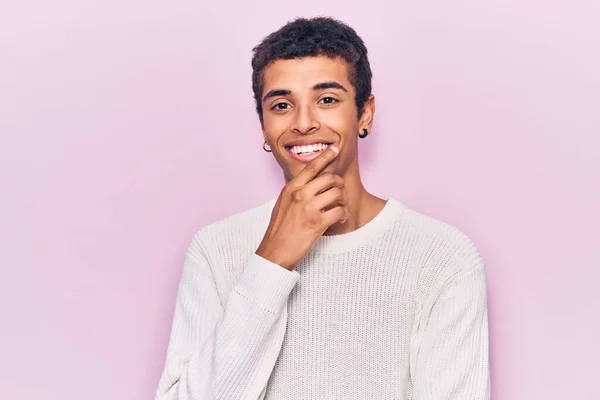 Ein Junger Afrikanisch Amerikanischer Mann Lässiger Kleidung Lächelt Selbstbewusst Die — Stockfoto