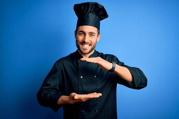 Νεαρός Όμορφος Σεφ Άνθρωπος Γενειάδα Φορώντας Στολή Κουζίνας Και Καπέλο — Φωτογραφία Αρχείου