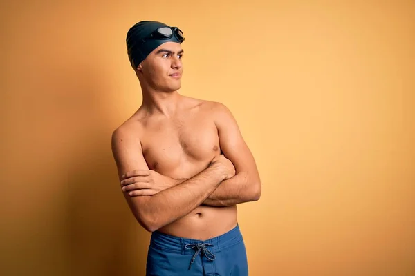 Молодой Красивый Мужчина Рубашки Купальнике Плавательной Шапке Изолированном Желтом Фоне — стоковое фото