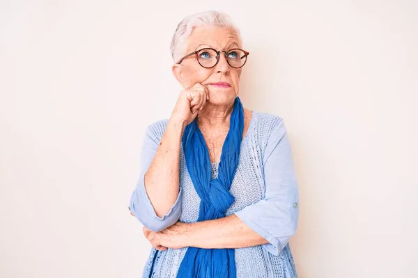 Senior Hermosa Mujer Con Ojos Azules Pelo Gris Con Suéter — Foto de Stock