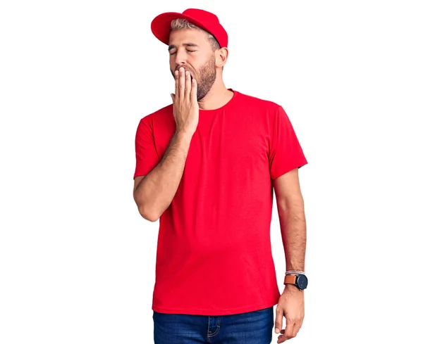 Homem Loiro Bonito Jovem Vestindo Shirt Boné Entediado Bocejo Cansado — Fotografia de Stock