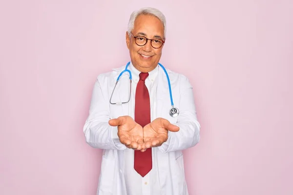 Médecin Aux Cheveux Gris Moyen Âge Homme Portant Stéthoscope Manteau — Photo