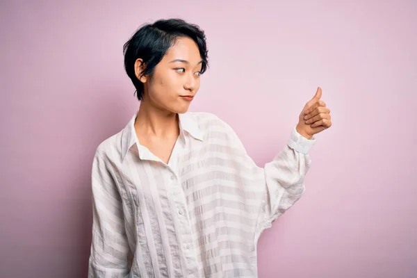 Jong Mooi Aziatisch Meisje Dragen Casual Shirt Staande Geïsoleerde Roze — Stockfoto