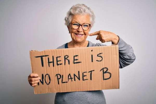 Senior Hermosa Mujer Pelo Gris Pidiendo Medio Ambiente Sosteniendo Pancarta — Foto de Stock