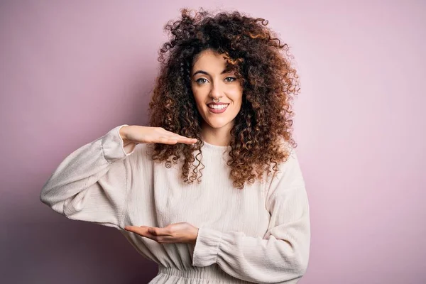 Beautiful Woman Curly Hair Piercing Wearing Casual Sweater Pink Background — Stock Photo, Image