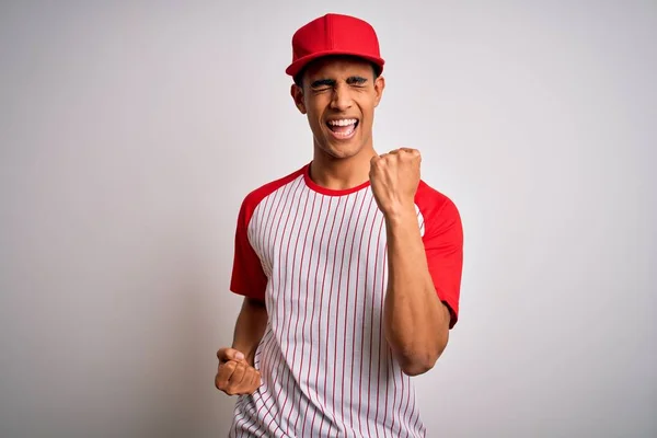 Joven Atleta Afroamericano Guapo Con Camiseta Béisbol Rayas Gorra Celebrando —  Fotos de Stock