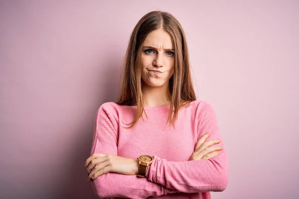 Joven Mujer Pelirroja Hermosa Con Suéter Casual Sobre Fondo Rosa — Foto de Stock