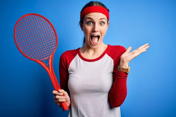 Jonge Mooie Roodharige Sportvrouw Spelen Tennis Met Behulp Van Racket — Stockfoto