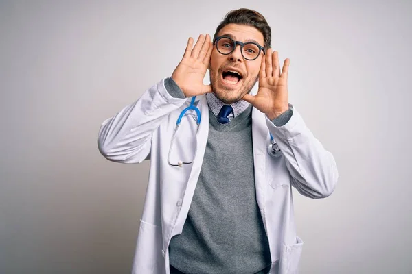 의사가 코트와 청진기를 착용하고 외떨어진 위에서 손으로 얼굴을 내보이며 유쾌하게 — 스톡 사진