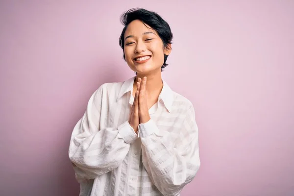 Jong Mooi Aziatisch Meisje Dragen Casual Shirt Staan Geïsoleerde Roze — Stockfoto