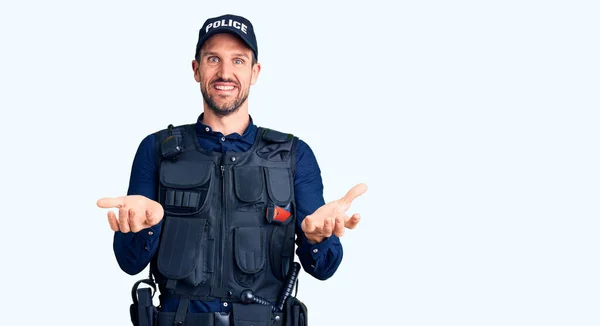 Joven Hombre Guapo Vistiendo Uniforme Policía Sonriente Alegre Con Los — Foto de Stock