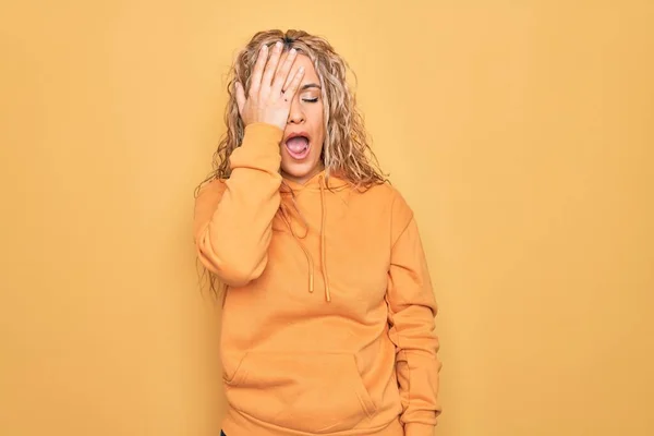 Jonge Mooie Blonde Sportieve Vrouw Draagt Casual Sweatshirt Gele Achtergrond — Stockfoto