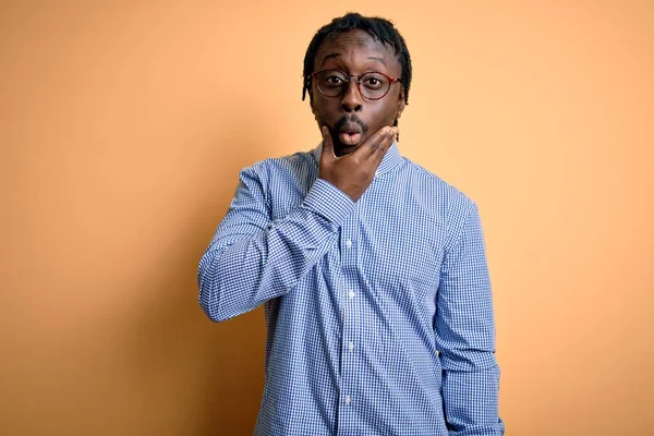 Mladý Pohledný Africký Američan Košili Brýlích Přes Žluté Pozadí Vypadá — Stock fotografie