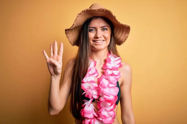 Young Beautiful Woman Blue Eyes Vacation Wearing Bikini Hawaiian Lei — Stock Photo, Image