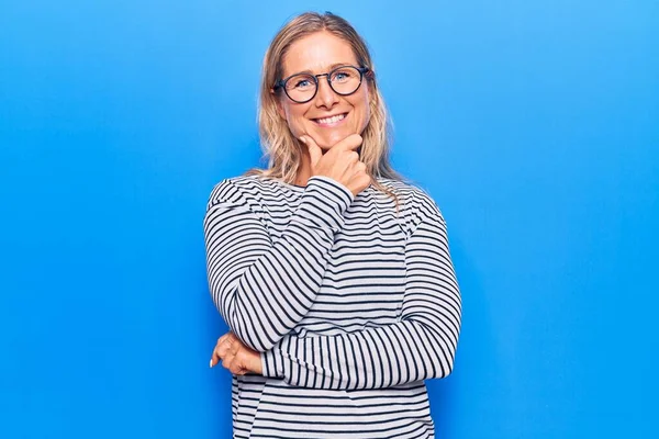 Mujer Rubia Caucásica Mediana Edad Con Suéter Rayas Casual Gafas —  Fotos de Stock