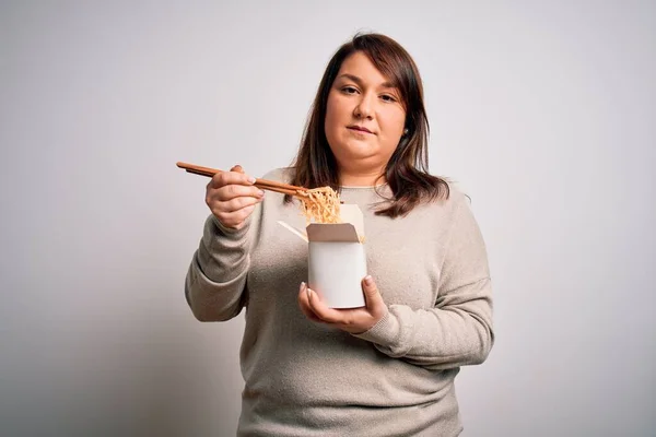 Bela Size Mulher Comer Ásia Macarrão Comida Caixa Sobre Isolado — Fotografia de Stock