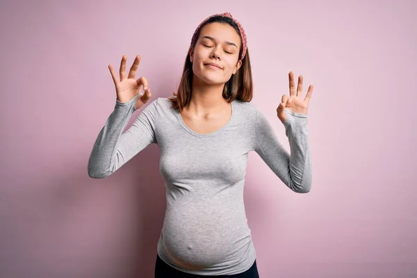 Jong Mooi Tiener Meisje Zwanger Verwacht Baby Geïsoleerde Roze Achtergrond — Stockfoto