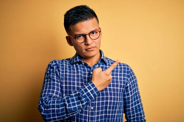Jonge Knappe Latijn Man Draagt Casual Shirt Bril Gele Achtergrond — Stockfoto