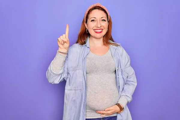 Giovane Bella Rossa Donna Incinta Attesa Bambino Sfondo Viola Isolato — Foto Stock