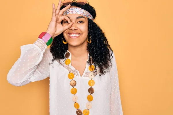 Ung Afrikansk Amerikansk Lockigt Hippie Kvinna Bär Solglasögon Och Vintage — Stockfoto