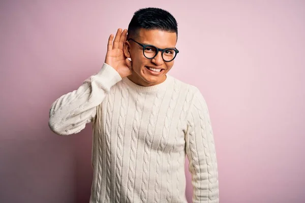 Homem Latino Bonito Jovem Vestindo Suéter Casual Branco Óculos Sobre — Fotografia de Stock