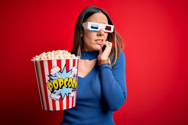 Giovane Donna Bionda Con Occhiali Mangiare Pacchetto Popcorn Guardando Film — Foto Stock