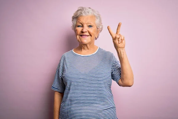 Senior Bela Mulher Cabelos Grisalhos Vestindo Shirt Casual Sobre Fundo — Fotografia de Stock