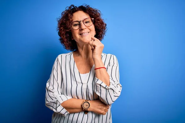 Mujer Hermosa Edad Media Pelo Rizado Con Camisa Rayas Casuales —  Fotos de Stock