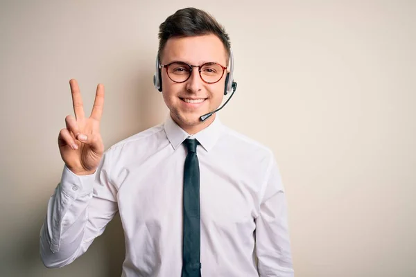 Młody Przystojny Biały Biznesmen Noszący Słuchawki Telefoniczne Obsłudze Klienta Uśmiechający — Zdjęcie stockowe