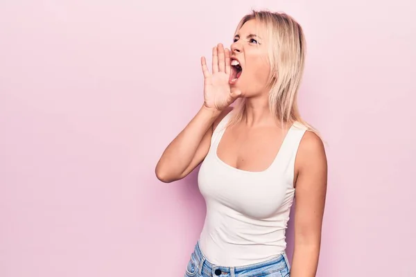 Joven Hermosa Mujer Rubia Con Camiseta Casual Pie Sobre Fondo — Foto de Stock