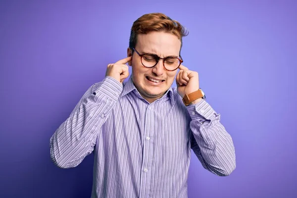 Joven Pelirrojo Guapo Con Camisa Casual Gafas Sobre Fondo Púrpura — Foto de Stock