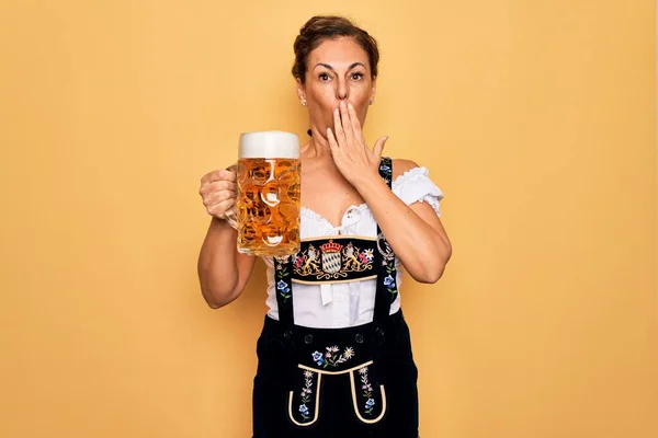 Middelbare Leeftijd Brunette Vrouw Dragen Duits Traditionele Oktoberfest Jurk Drinken — Stockfoto