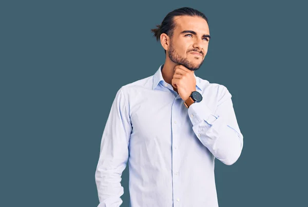 Junger Gutaussehender Mann Businesskleidung Berührt Schmerzhaften Hals Halsschmerzen Wegen Grippe — Stockfoto