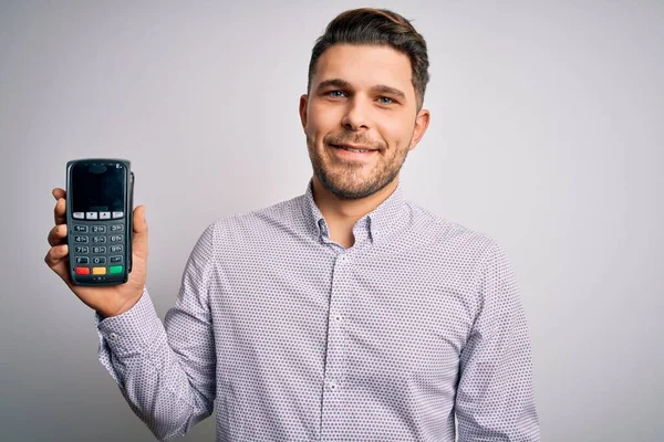 Νεαρός Επιχειρηματίας Μπλε Μάτια Κρατώντας Dataphone Τερματικό Πληρωμής Απομονωμένο Φόντο — Φωτογραφία Αρχείου