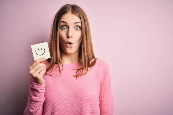 Giovane Bella Donna Rossa Possesso Carta Promemoria Con Sorriso Emoji — Foto Stock