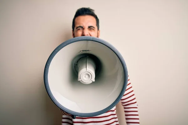 Homem Hispânico Gritando Irritado Com Protesto Através Megafone Gritando Animado — Fotografia de Stock