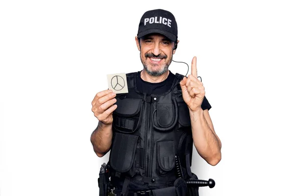 Politieagent Van Middelbare Leeftijd Draagt Politie Uniform Met Herinneringsdocument Met — Stockfoto
