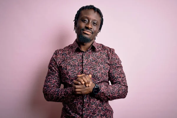 Joven Hombre Afroamericano Guapo Con Camisa Casual Pie Sobre Fondo —  Fotos de Stock