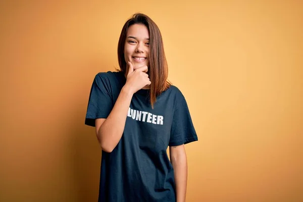 Ung Vacker Brunett Flicka Gör Volontärarbete Bär Shirt Med Volontär — Stockfoto