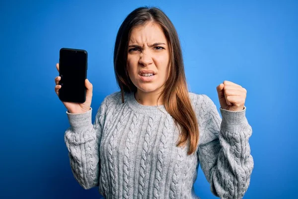 Jeune Femme Montrant Écran Blanc Smartphone Sur Fond Bleu Isolé — Photo