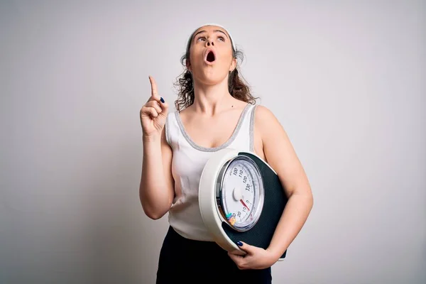 Jonge Mooie Vrouw Met Krullend Haar Houden Weegmachine Witte Achtergrond — Stockfoto