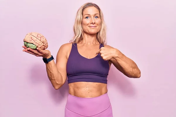 Mujer Rubia Caucásica Mediana Edad Usando Ropa Deportiva Sosteniendo Cerebro — Foto de Stock