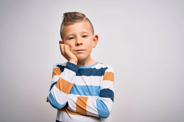 Giovane Bambino Caucasico Con Gli Occhi Azzurri Piedi Indossando Camicia — Foto Stock