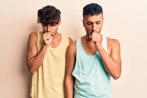 Gündelik Giysiler Giyen Genç Eşcinsel Çift Kendini Iyi Hissetmiyor Soğuk — Stok fotoğraf